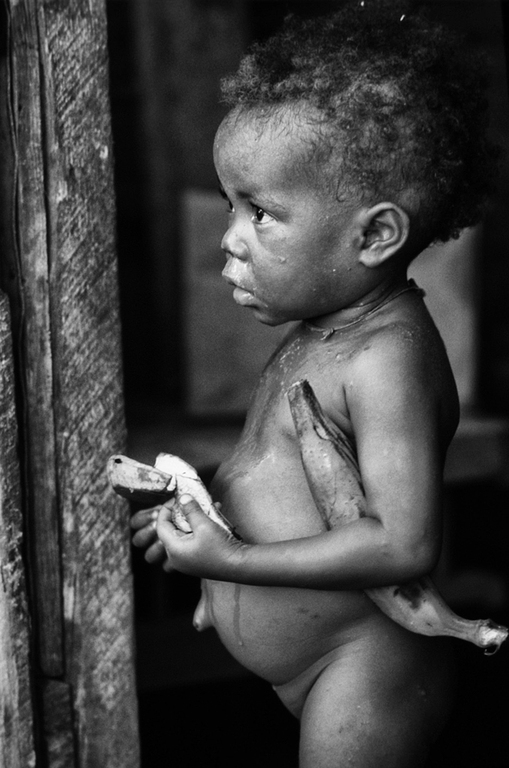 Port Au Prince, Haiti, Bambino con banana